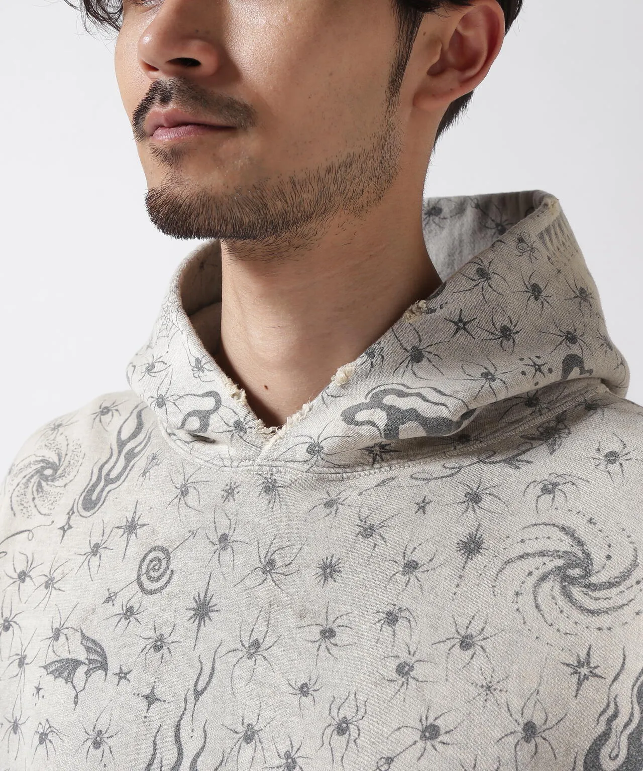 SAINT Mxxxxxx x DR. WOO HOODIE ' Dr.Woo ' /GRY Flame Swirl Spider Web Hoodie Distressed Gray S-XL Custom-woven and dyed nostalgic gray fabric. After printing, the garment is sprayed with potion to cause the fabric to oxidize and fade. A large number of artificial fabric destruction processes are added to make the whole piece of clothing look aged and unique like a work of art. This hoodie is co-branded with a famous tattoo design artist and customized with a full set of Dr.Woo accessories. Bringing you authentic items!